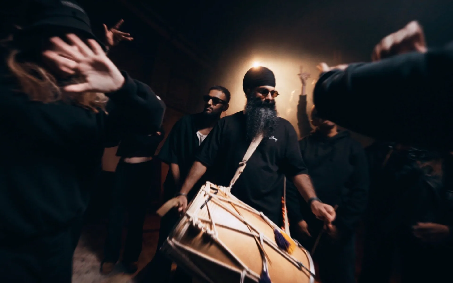 Outlandish Locura - photo 1